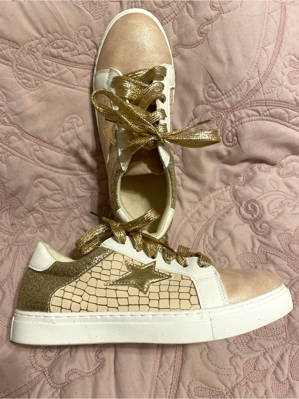 Women's Gold Accent Casual Sneakers - Stylish Metallic Fashion Trainer